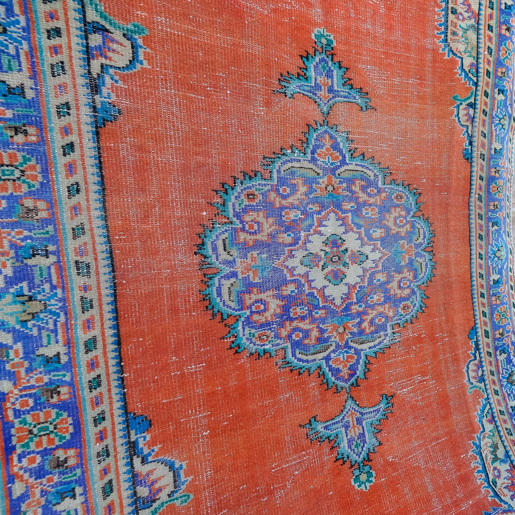 3927 Handwoven Vintage Rug 5'8x9