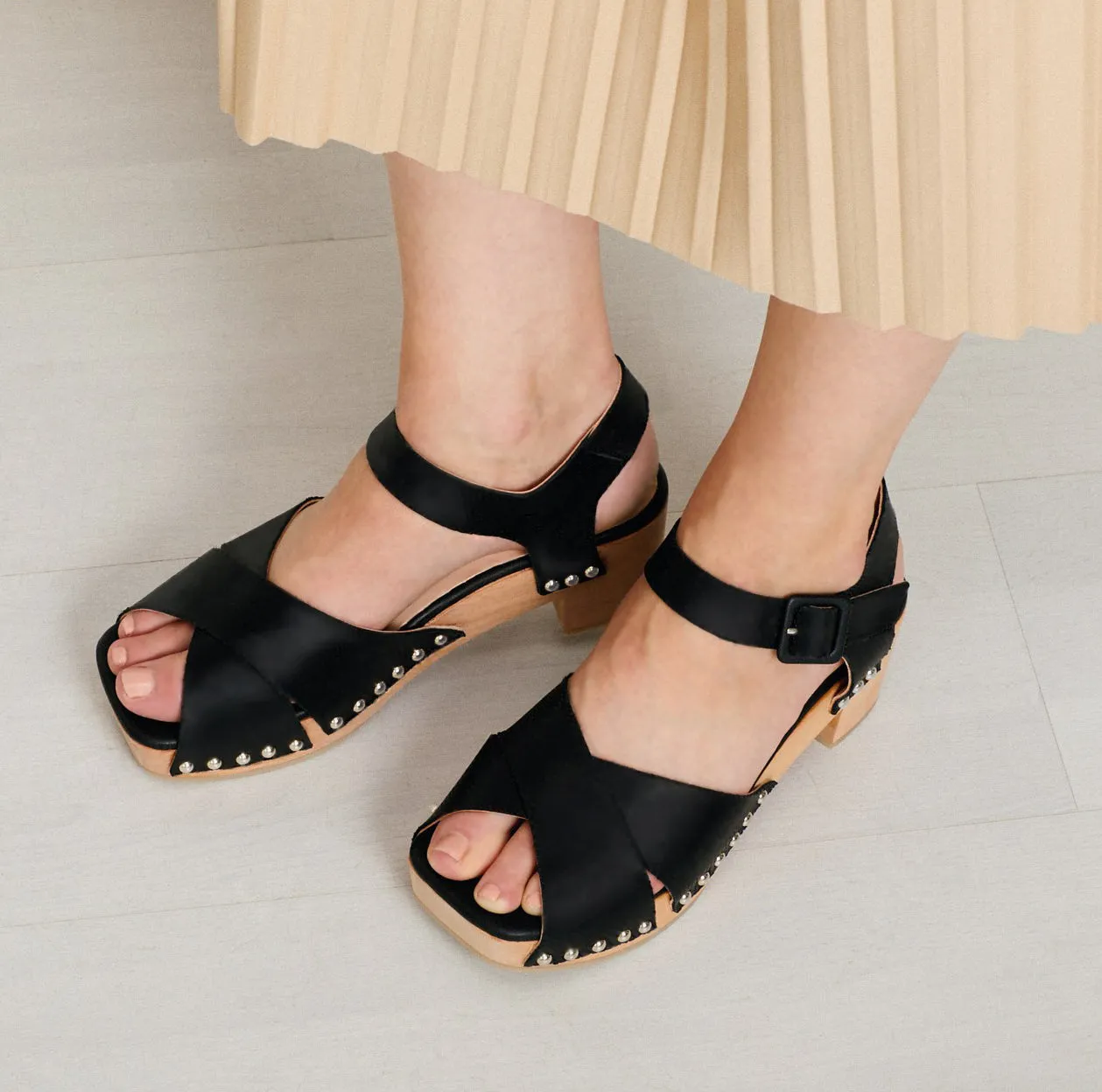 Dora clog black