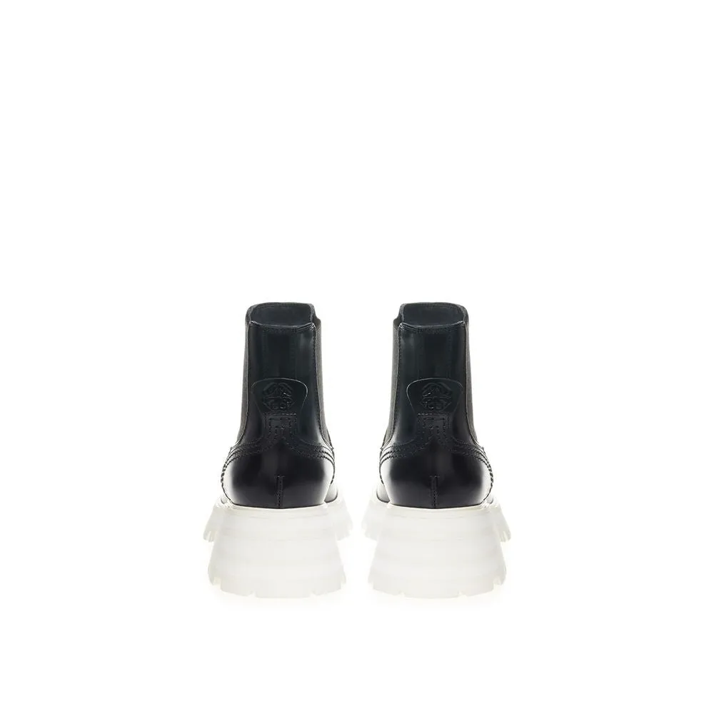 Elegant Leather Boots in Timeless Black