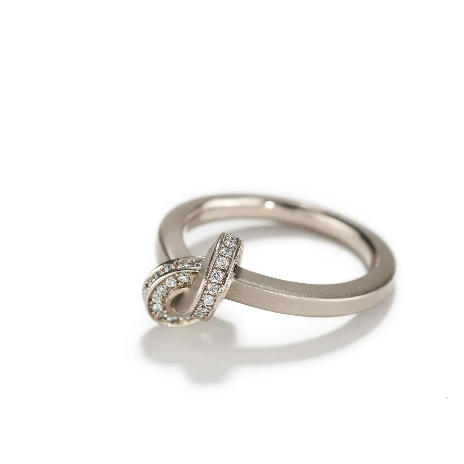 Relaxed Knot in White Gold Ring~3.2mm