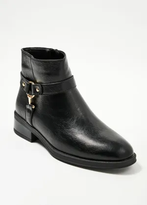 Riding boots with straps and zip