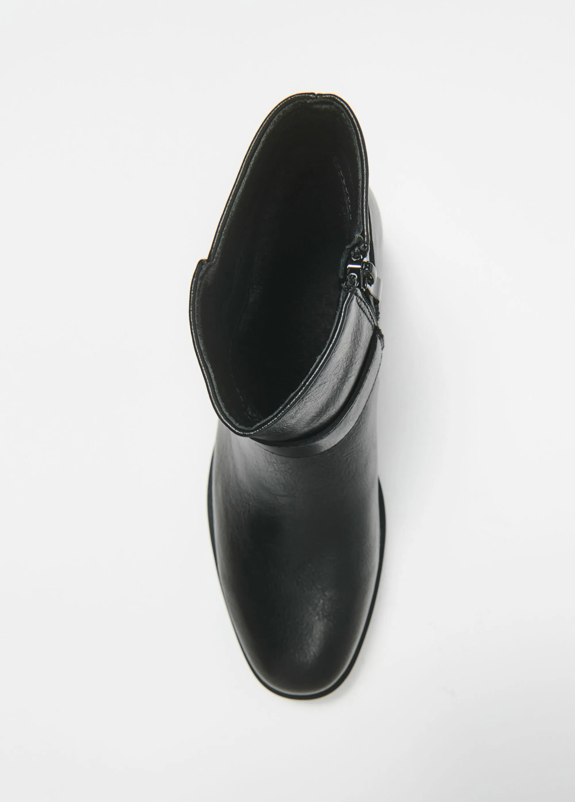 Riding boots with straps and zip