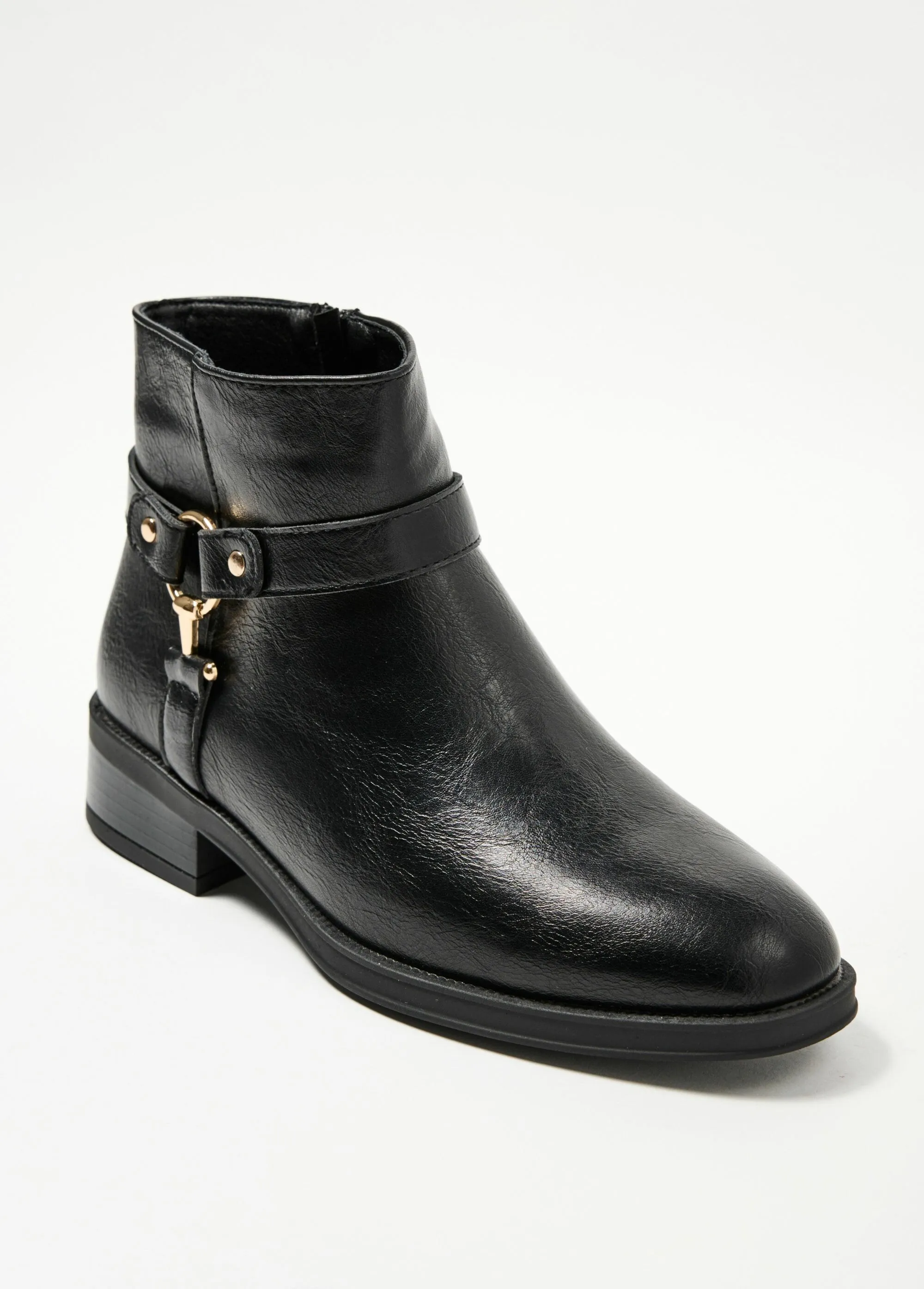 Riding boots with straps and zip