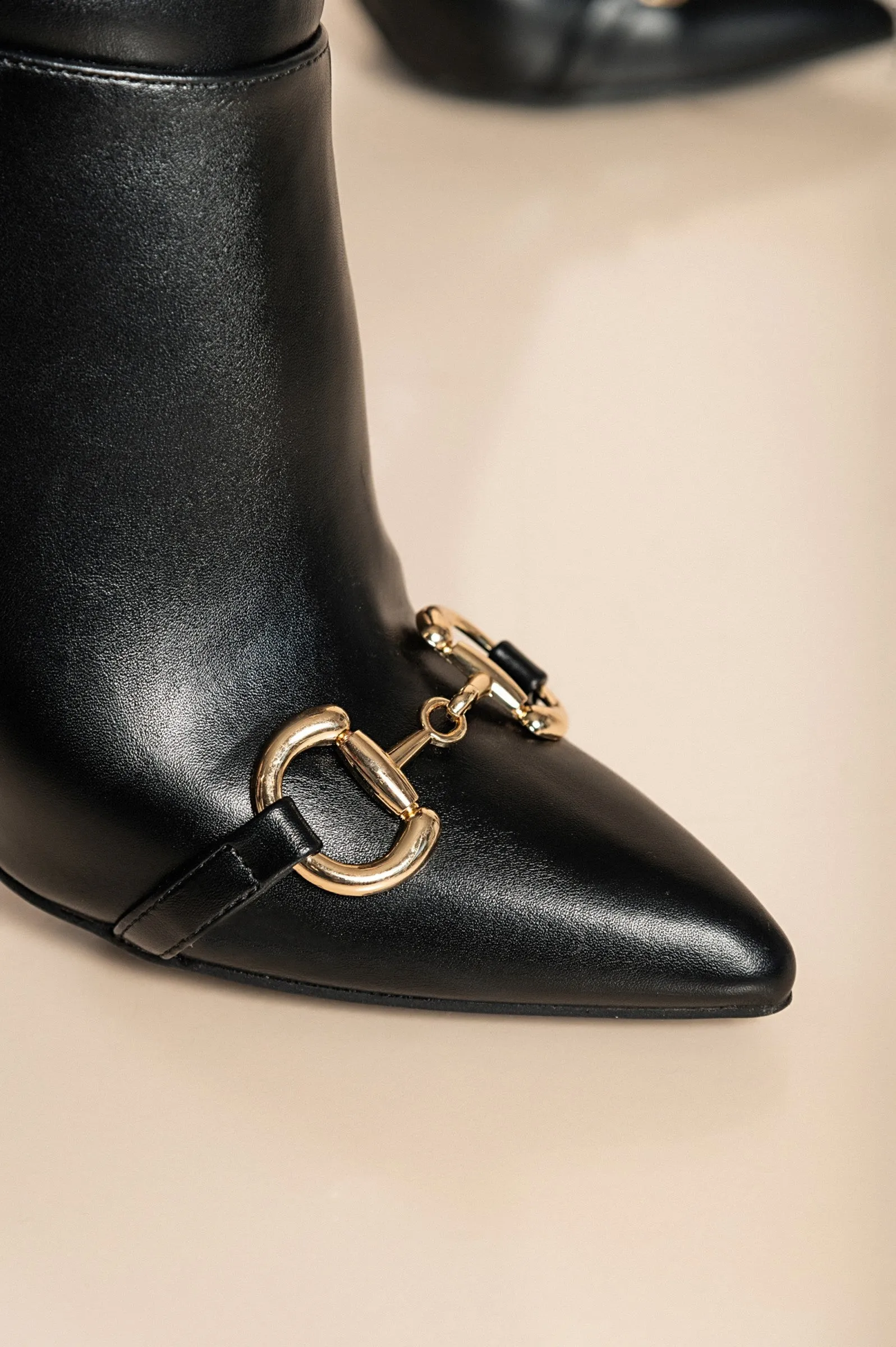 Women's Elegant boots with decorative chain